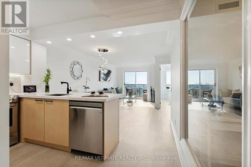 #1008 - 2 Clairtrell Road, Toronto, ON - Indoor Photo Showing Kitchen