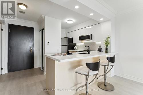 #1008 - 2 Clairtrell Road, Toronto, ON - Indoor Photo Showing Kitchen