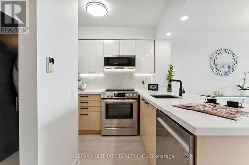 #1008 - 2 Clairtrell Road, Toronto, ON - Indoor Photo Showing Kitchen