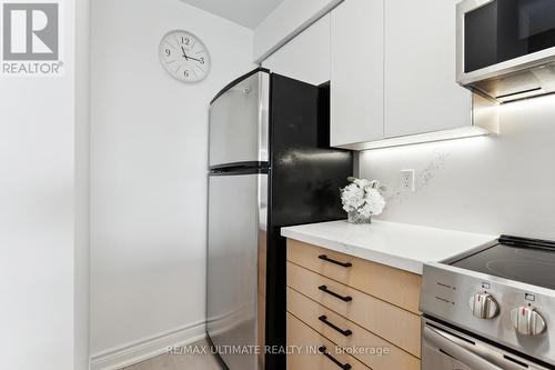 #1008 - 2 Clairtrell Road, Toronto, ON - Indoor Photo Showing Kitchen