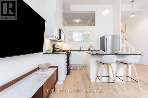 219 - 437 Roncesvalles Avenue, Toronto, ON - Indoor Photo Showing Kitchen