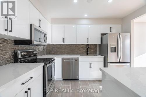 19 Chipstead Avenue, Brampton, ON - Indoor Photo Showing Kitchen With Upgraded Kitchen