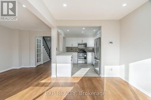 19 Chipstead Avenue, Brampton, ON - Indoor Photo Showing Kitchen