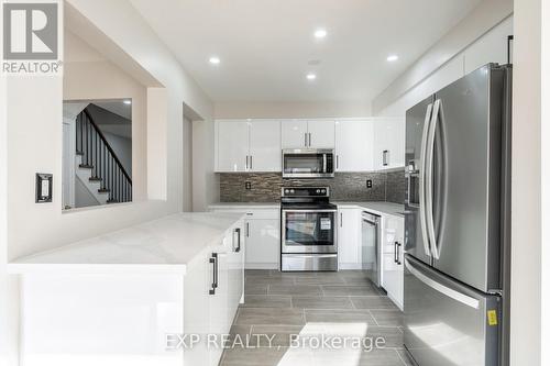 19 Chipstead Avenue, Brampton, ON - Indoor Photo Showing Kitchen