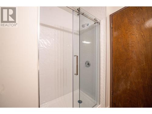 main bathroom w/shower - 6477 Southwind Road, Vernon, BC - Indoor Photo Showing Bathroom