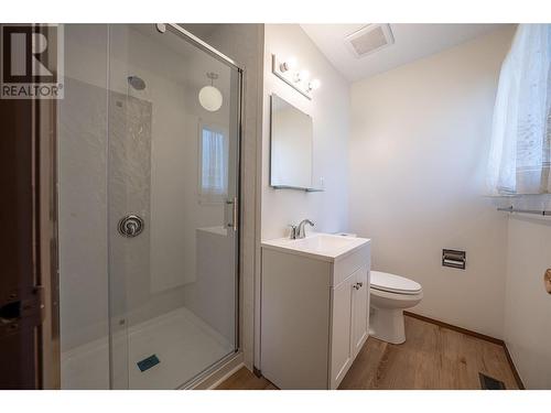 ensuite bath w/shower - 6477 Southwind Road, Vernon, BC - Indoor Photo Showing Bathroom