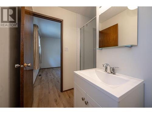 ensuite bath w/shower - 6477 Southwind Road, Vernon, BC - Indoor Photo Showing Bathroom