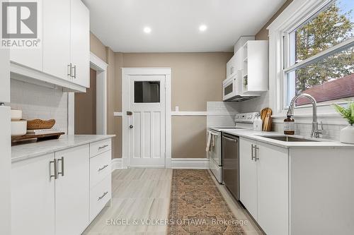 293-295 Holmwood Avenue, Ottawa, ON - Indoor Photo Showing Kitchen