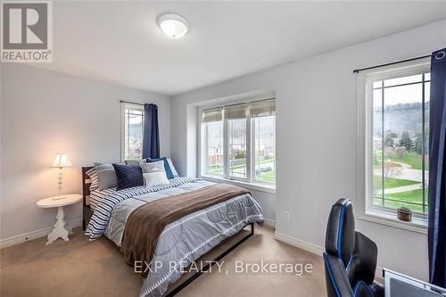 69 Willow Lane N, Grimsby, ON - Indoor Photo Showing Bedroom