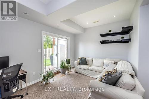 69 Willow Lane N, Grimsby, ON - Indoor Photo Showing Living Room