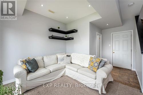 69 Willow Lane N, Grimsby, ON - Indoor Photo Showing Living Room