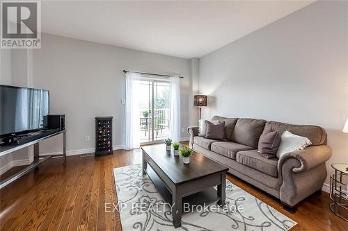 69 Willow Lane N, Grimsby, ON - Indoor Photo Showing Living Room