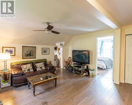 6613 Fourth Line Road, Ottawa, ON - Indoor Photo Showing Living Room