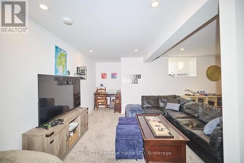 406 Hummel Crescent, Fort Erie (333 - Lakeshore), ON - Indoor Photo Showing Living Room