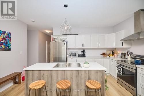 406 Hummel Crescent, Fort Erie (333 - Lakeshore), ON - Indoor Photo Showing Kitchen With Stainless Steel Kitchen With Upgraded Kitchen