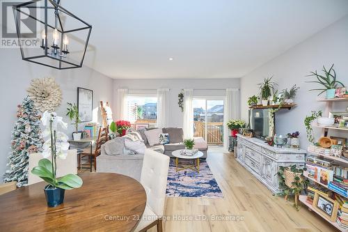 406 Hummel Crescent, Fort Erie (333 - Lakeshore), ON - Indoor Photo Showing Living Room