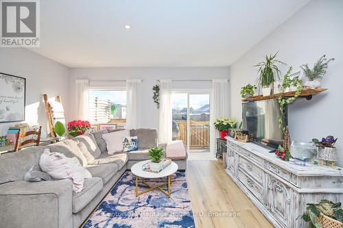 406 Hummel Crescent, Fort Erie (333 - Lakeshore), ON - Indoor Photo Showing Living Room