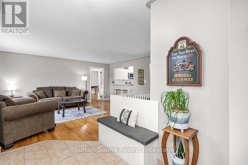 25 Pine Tree Drive, South Bruce Peninsula, ON - Indoor Photo Showing Living Room