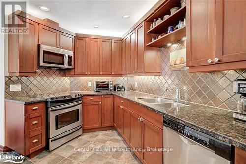 17 - 224 Blueski George Crescent, Blue Mountains (Blue Mountain Resort Area), ON - Indoor Photo Showing Kitchen With Double Sink