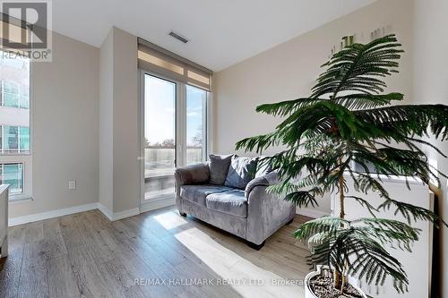 Th105 - 8868 Yonge Street, Richmond Hill, ON - Indoor Photo Showing Living Room