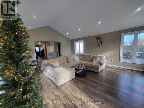 1147 Belle Aire Beach Road, Innisfil, ON - Indoor Photo Showing Living Room