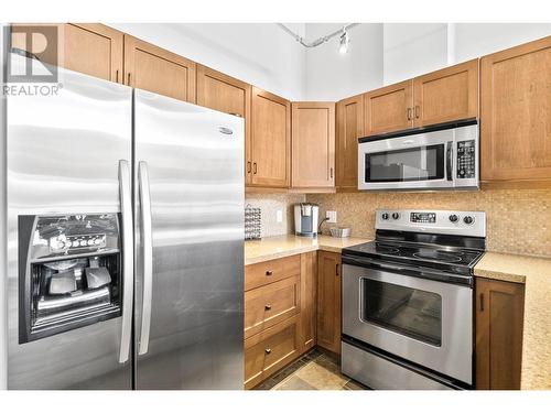 654 Cook Road Unit# 638, Kelowna, BC - Indoor Photo Showing Kitchen With Stainless Steel Kitchen