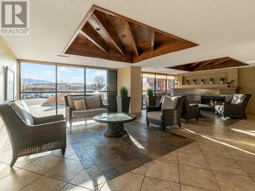 654 Cook Road Unit# 638, Kelowna, BC - Indoor Photo Showing Living Room