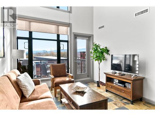 654 Cook Road Unit# 638, Kelowna, BC - Indoor Photo Showing Living Room