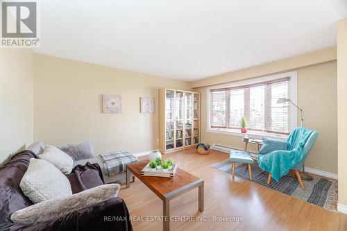 260 Kinmount Crescent, Oshawa, ON - Indoor Photo Showing Living Room