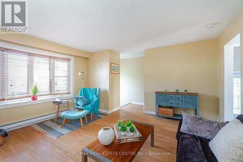 260 Kinmount Crescent, Oshawa, ON - Indoor Photo Showing Living Room