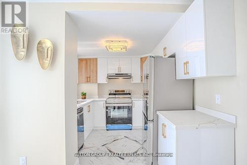 907 - 4235 Sherwoodtowne Boulevard, Mississauga, ON -  Photo Showing Kitchen