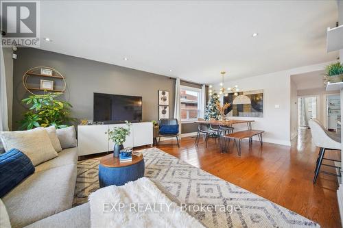 137 Kingsview Boulevard, Toronto, ON - Indoor Photo Showing Living Room