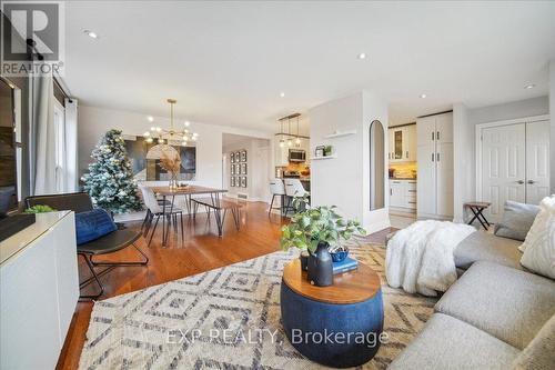 137 Kingsview Boulevard, Toronto, ON - Indoor Photo Showing Living Room