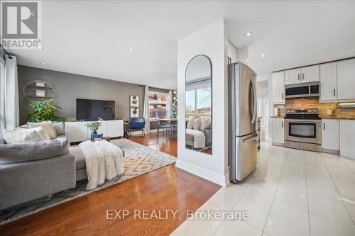 137 Kingsview Boulevard, Toronto, ON - Indoor Photo Showing Kitchen With Stainless Steel Kitchen