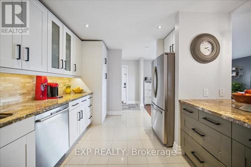 137 Kingsview Boulevard, Toronto, ON - Indoor Photo Showing Kitchen With Upgraded Kitchen