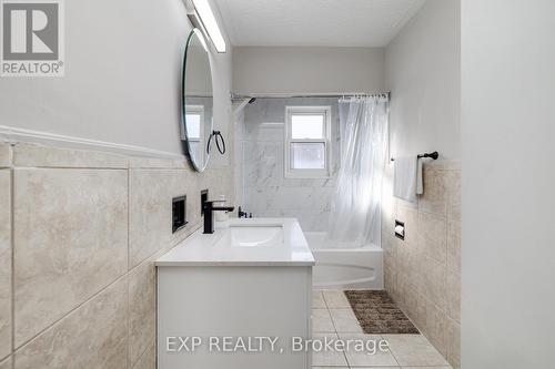 22 East 39Th Street, Hamilton, ON - Indoor Photo Showing Bathroom