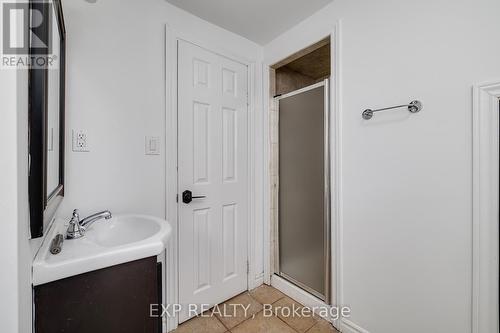 22 East 39Th Street, Hamilton, ON - Indoor Photo Showing Bathroom