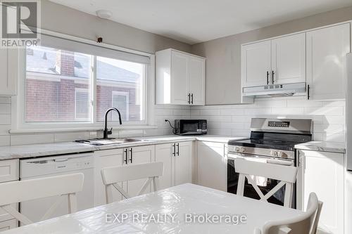 22 East 39Th Street, Hamilton, ON - Indoor Photo Showing Kitchen