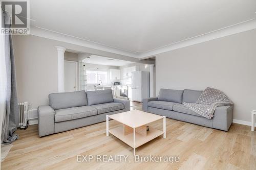 22 East 39Th Street, Hamilton, ON - Indoor Photo Showing Living Room