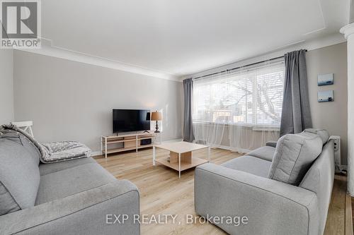 22 East 39Th Street, Hamilton, ON - Indoor Photo Showing Living Room