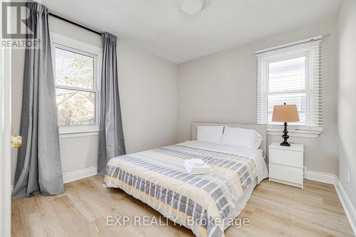 22 East 39Th Street, Hamilton, ON - Indoor Photo Showing Bedroom