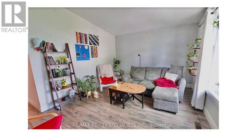 Upper - 124 Roberts Crescent, Kitchener, ON - Indoor Photo Showing Living Room