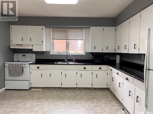 304 4Th Street W, Wynyard, SK - Indoor Photo Showing Kitchen With Double Sink