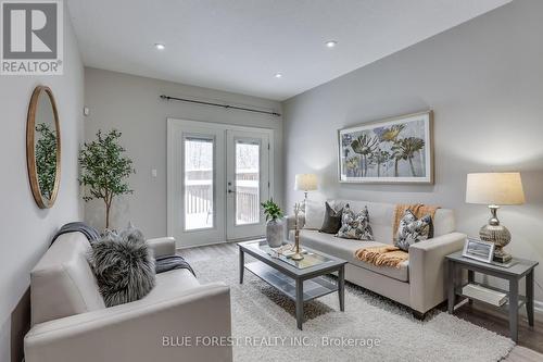 39 Yvonne Crescent, London, ON - Indoor Photo Showing Living Room