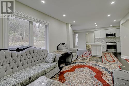 998 Ridge Valley Drive, Oshawa, ON - Indoor Photo Showing Living Room