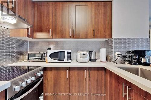 2602 - 36 Lee Centre Drive, Toronto, ON - Indoor Photo Showing Kitchen With Upgraded Kitchen