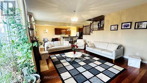 268 Flodden Way E, Ottawa, ON - Indoor Photo Showing Living Room