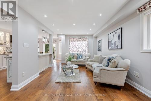 5875 Chessman Court, Mississauga, ON - Indoor Photo Showing Living Room