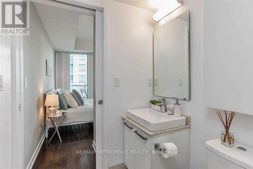 2207 - 12 York Street, Toronto, ON - Indoor Photo Showing Bathroom