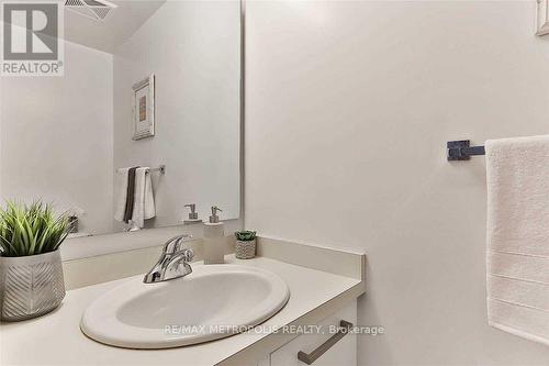 2207 - 12 York Street, Toronto, ON - Indoor Photo Showing Bathroom